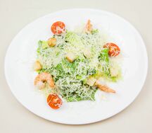 Салат Цезарь с креветками