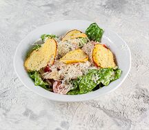Цезарь с креветками и гренками