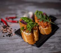 Брускетты с лососем и сливочным сыром