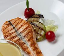Стейк из красной рыбы с овощами на гриле