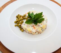 Салат Оливье с колбасой