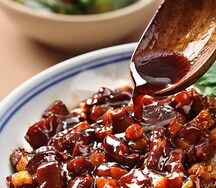 Тушеная свинина в соусе с рисом