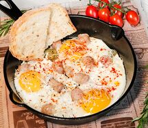 Глазунья с колбасками и халапеньо