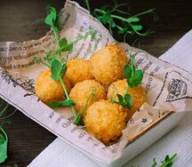 Сырные шарики с халопеньо