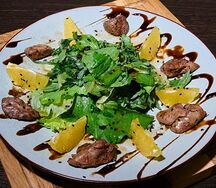 Теплый салат с куриной печенью