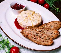 Запеченный камамбер с чесноком