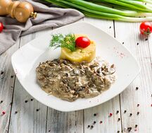 Бефстроганов с картофельным пюре