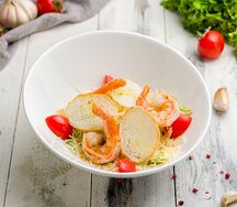 Салат Цезарь с креветками