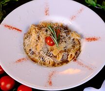Пенне с говядиной и грибами в сливочном соусе