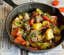 Говядина с картошкой на сковородке
