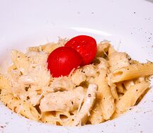 Пенне с курицей и грибами в сливочном соусе