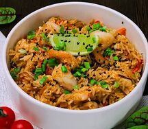 Жареный рис с креветками и курицей
