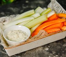 Сельдерей и морковь с соусом блю чиз
