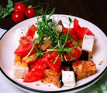 Салат с баклажанами, томатом, сыром фета
