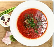 Борщ с мраморной говядиной, салом и чесноком