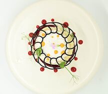 Печеный камамбер с клубникой и вишней