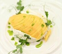 Суфлированный козий сыр с манго и инжиром
