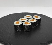 Маки с лососем