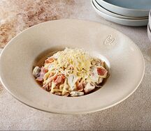 Спагетти с беконом и грибами