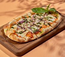 Римская пицца с цыпленком и песто