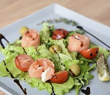 Зелёный салат с роллами из сёмги и сыра