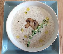Крем-суп сырный с сухариками и зеленью