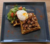 Вафли картофельные с бужениной и яйцом пашот