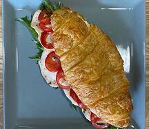 Круассан с куриной грудкой и черри