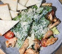 Салат Цезарь с курицей