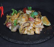 Домашний удон с морепродуктами и соусом том ям