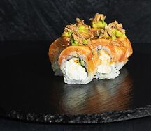 Ролл с лососем и солёной карамелью