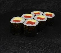 Маки с тунцом и авокадо