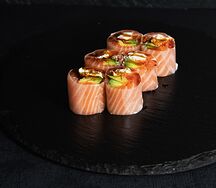 Ролл с лососем, авокадо и трюфельным унаги