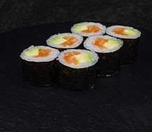 Маки с лососем и авокадо