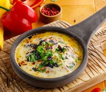 Запеченный сыр сулугуни с томатами