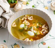 Куриный суп с домашней лапшой и грибами