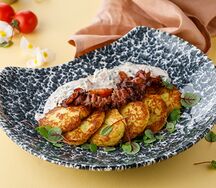 Драники с беконом и сметанным соусом