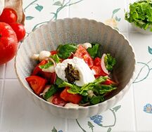 Салат с томатами, мацони и зеленой аджикой