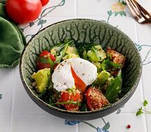 Салат с киноа и яйцом пашот