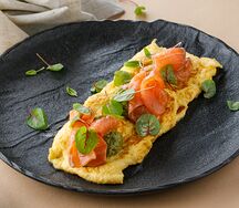 Омлет с лососем слабой соли и соусом из авокадо