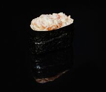 Гункан с лососем