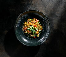 Жареный рис с курицей и овощами