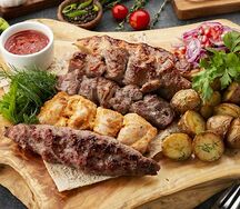 Ассорти шашлыков с гарниром