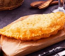 Чебурек с сыром и соусом мацони