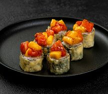 Ролл с лососем, снежным крабом и манго