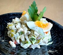 Салат с цыпленком и соусом неро