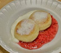 Сырники с йогуртом и ягодами