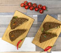 Сэндвич на зерновом хлебе с куриной грудкой