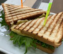 Сэндвич на пшеничных тостах с куриной грудкой и яйцом