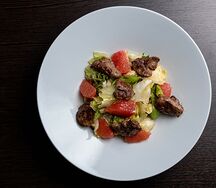 Теплый салат с куриной печенью